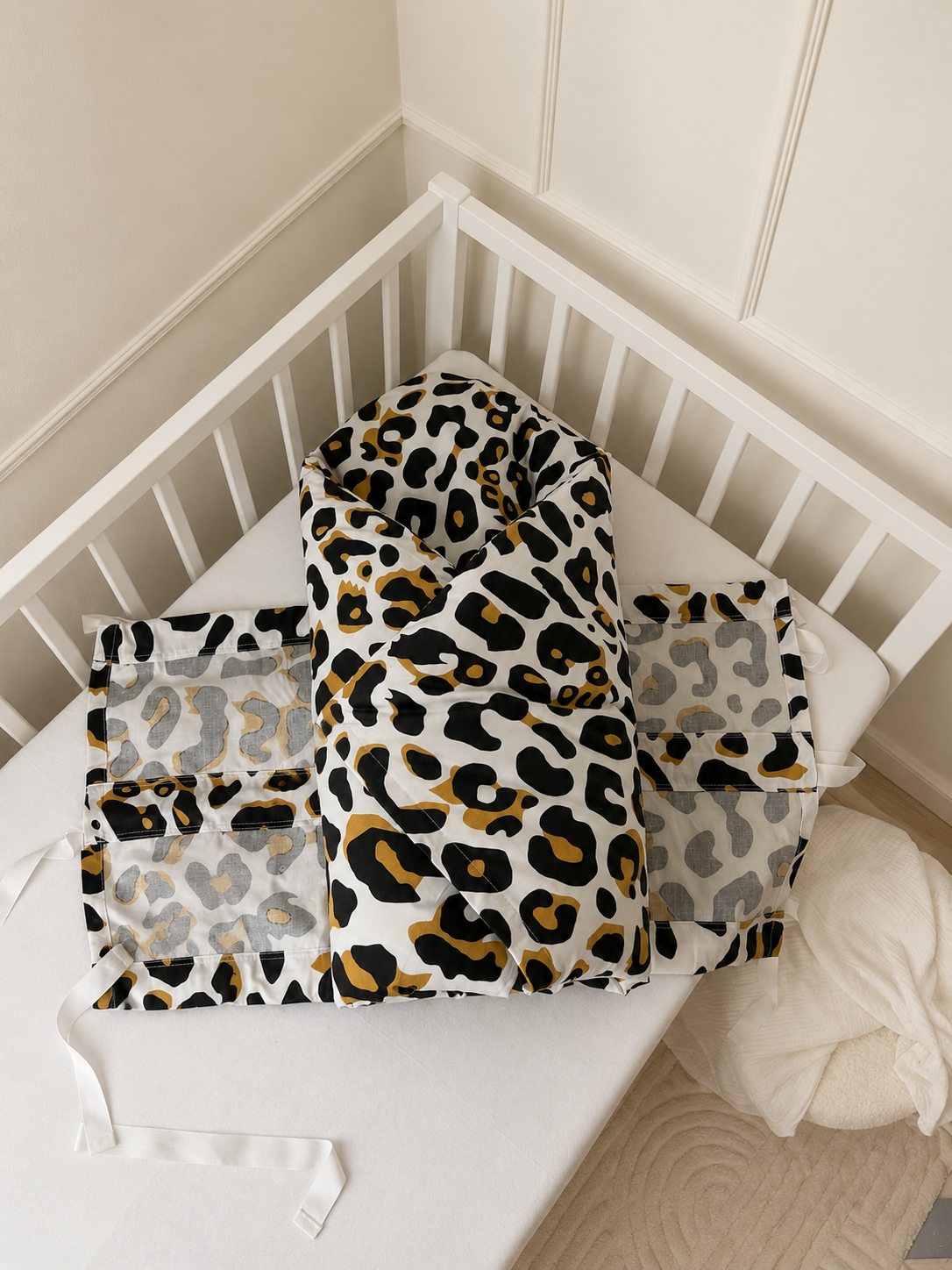 Detail zipsu na obliečke na zavinovačku Leopard